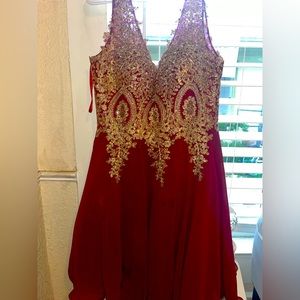 I’m selling this dress I used for a quinces(15) as a dama!